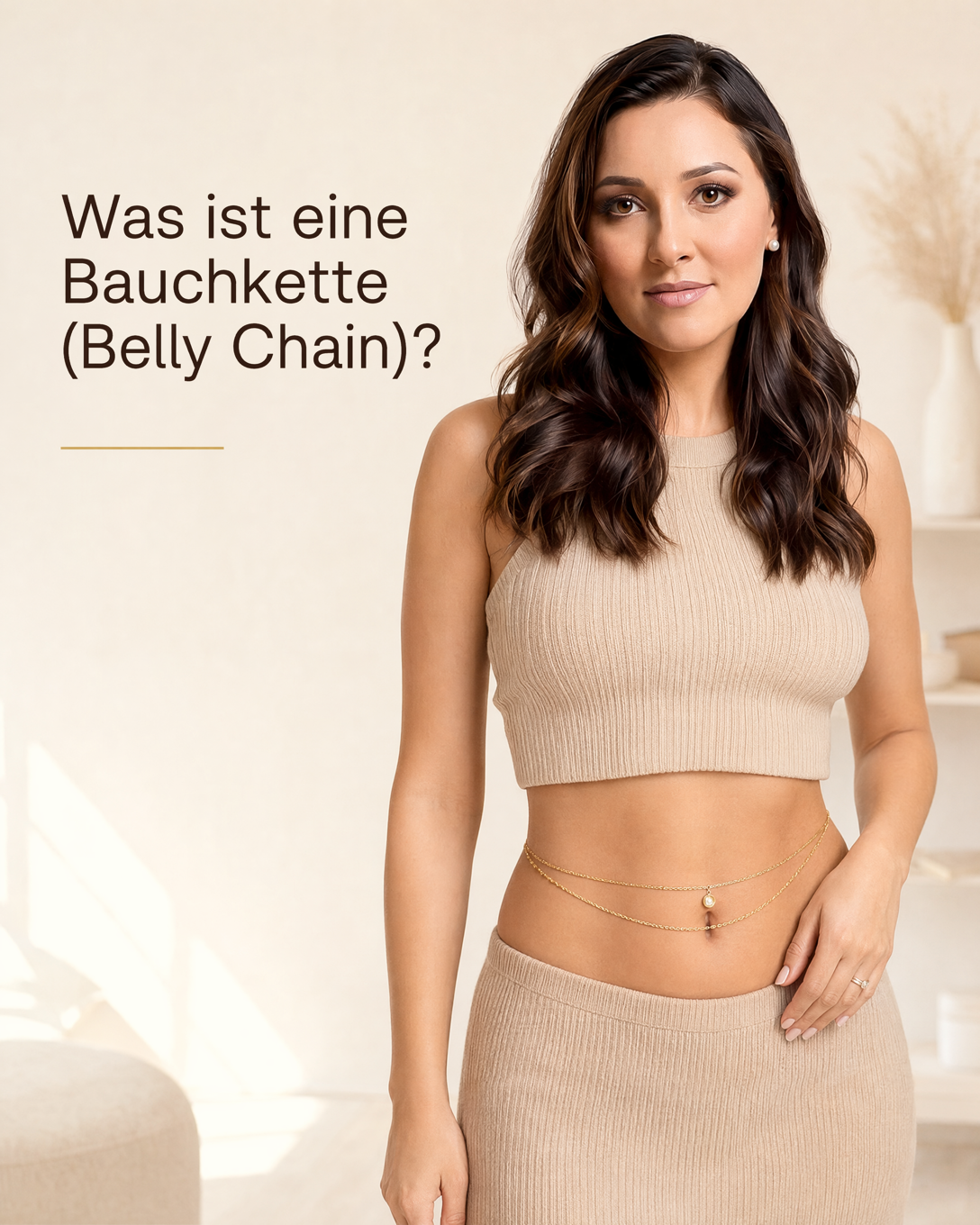 Feine goldfarbene Bauchkette, die locker um die Taille getragen wird
