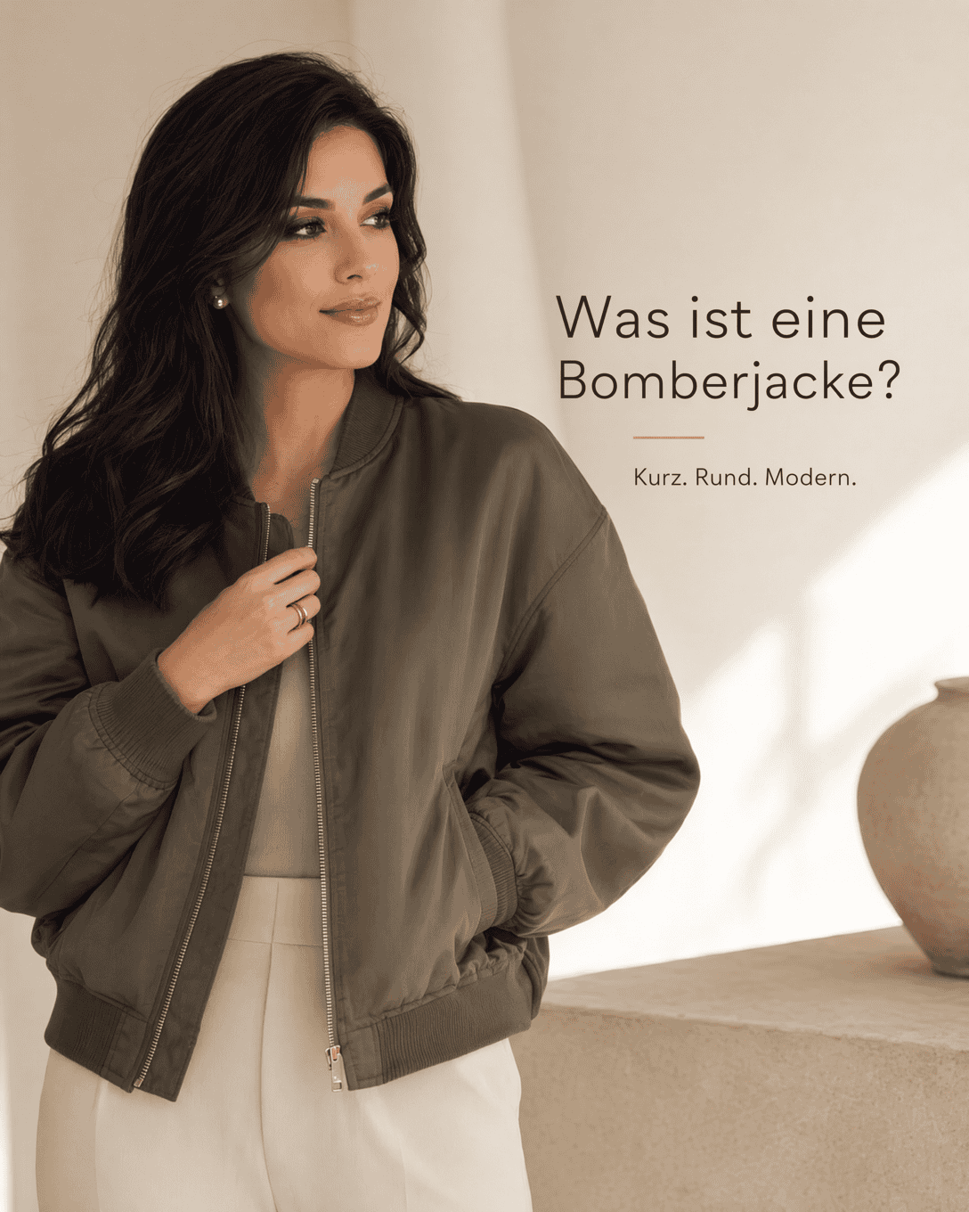 Editoriale Grafik mit stilisierter Bomberjacke, Rundbündchen und kompakter Silhouette