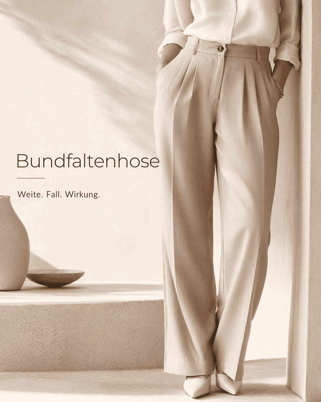 Editoriale Grafik zu Bundfaltenhose mit ruhigen Formen, Stofflinien und ESKYNA Farbwelt