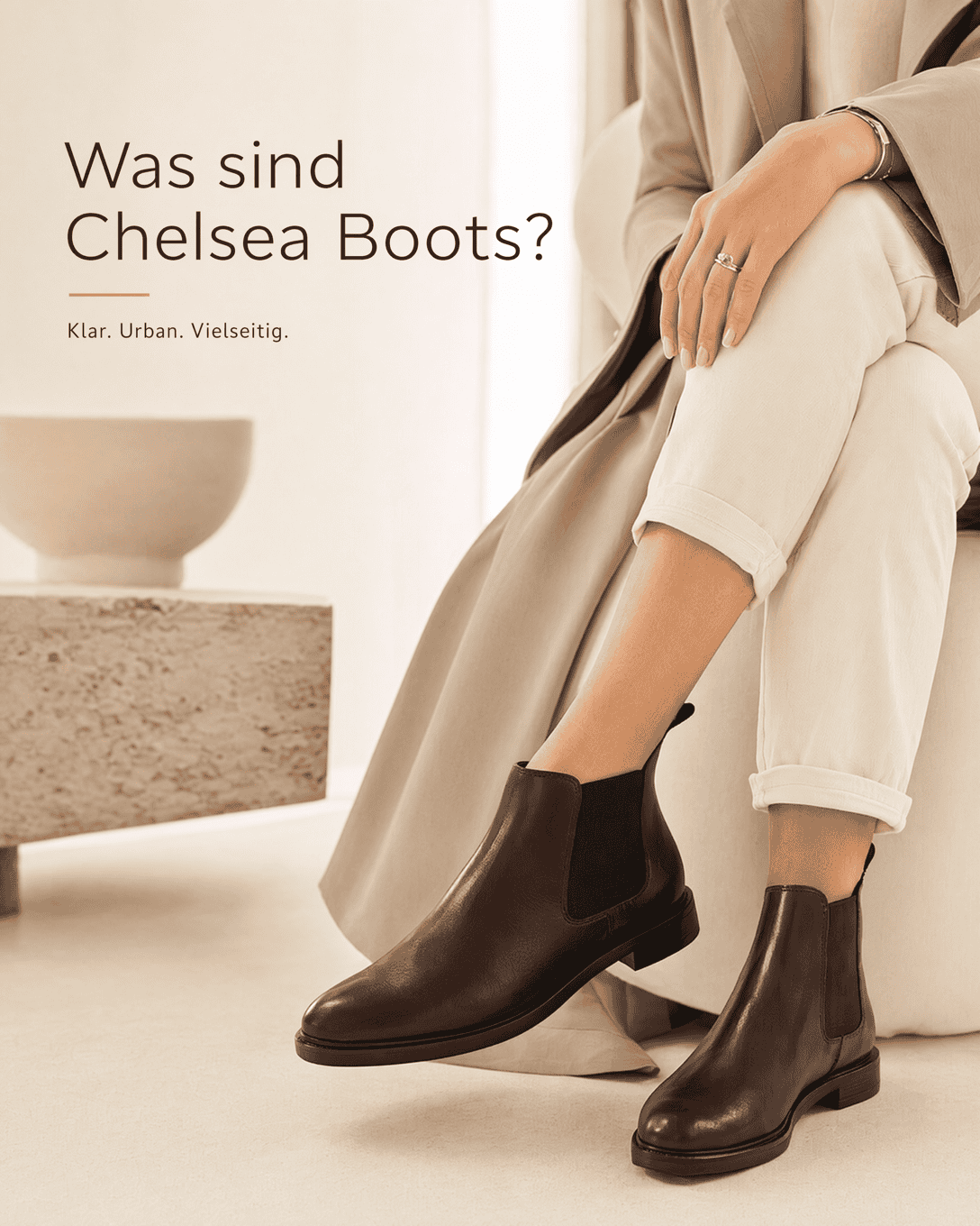 Editoriale Grafik mit stilisiertem Chelsea Boot, Elastikeinsatz und ruhigen Lederfarben