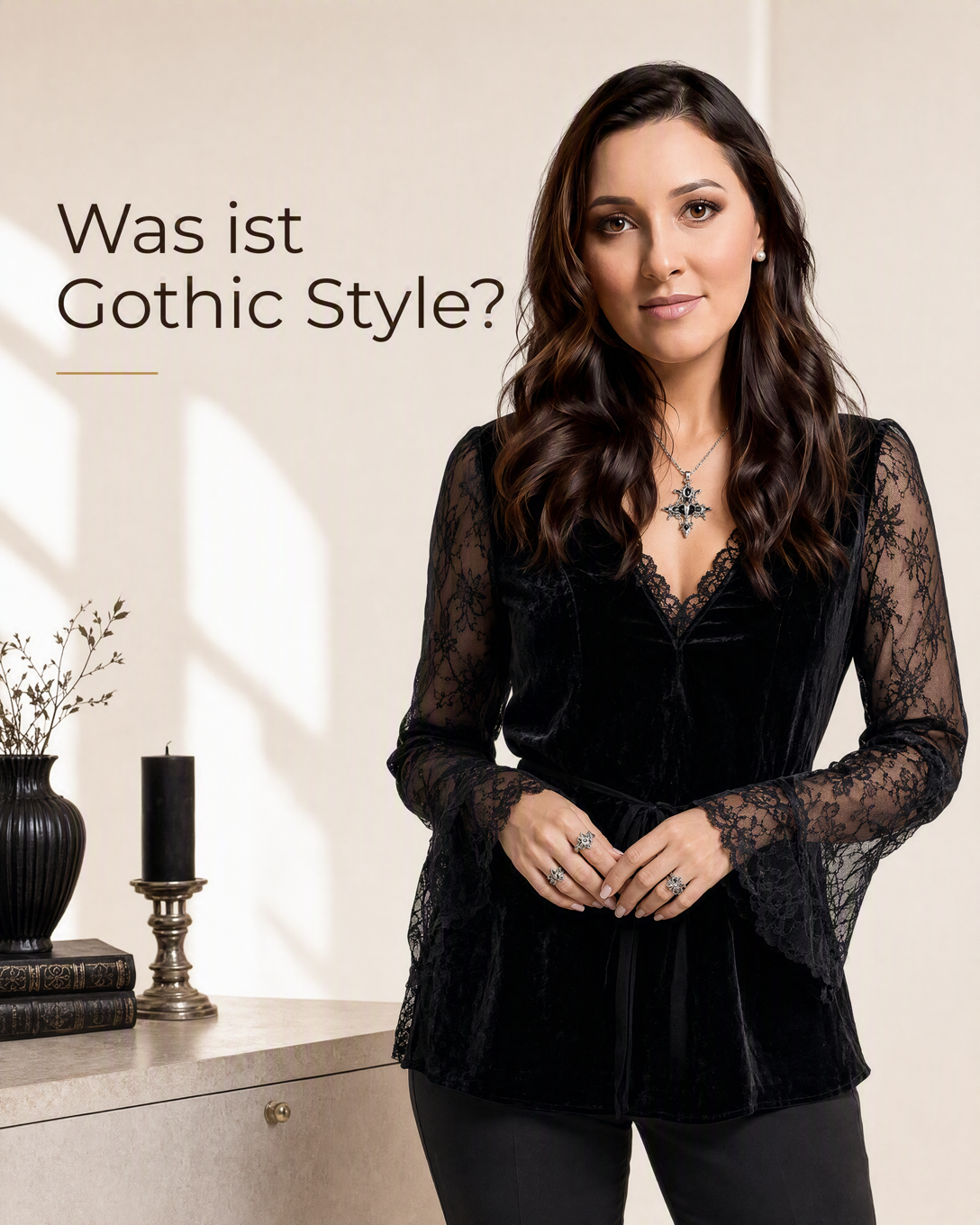Person im dunklen Gothic Style mit schwarzem Samt, Spitze und silbernem Schmuck