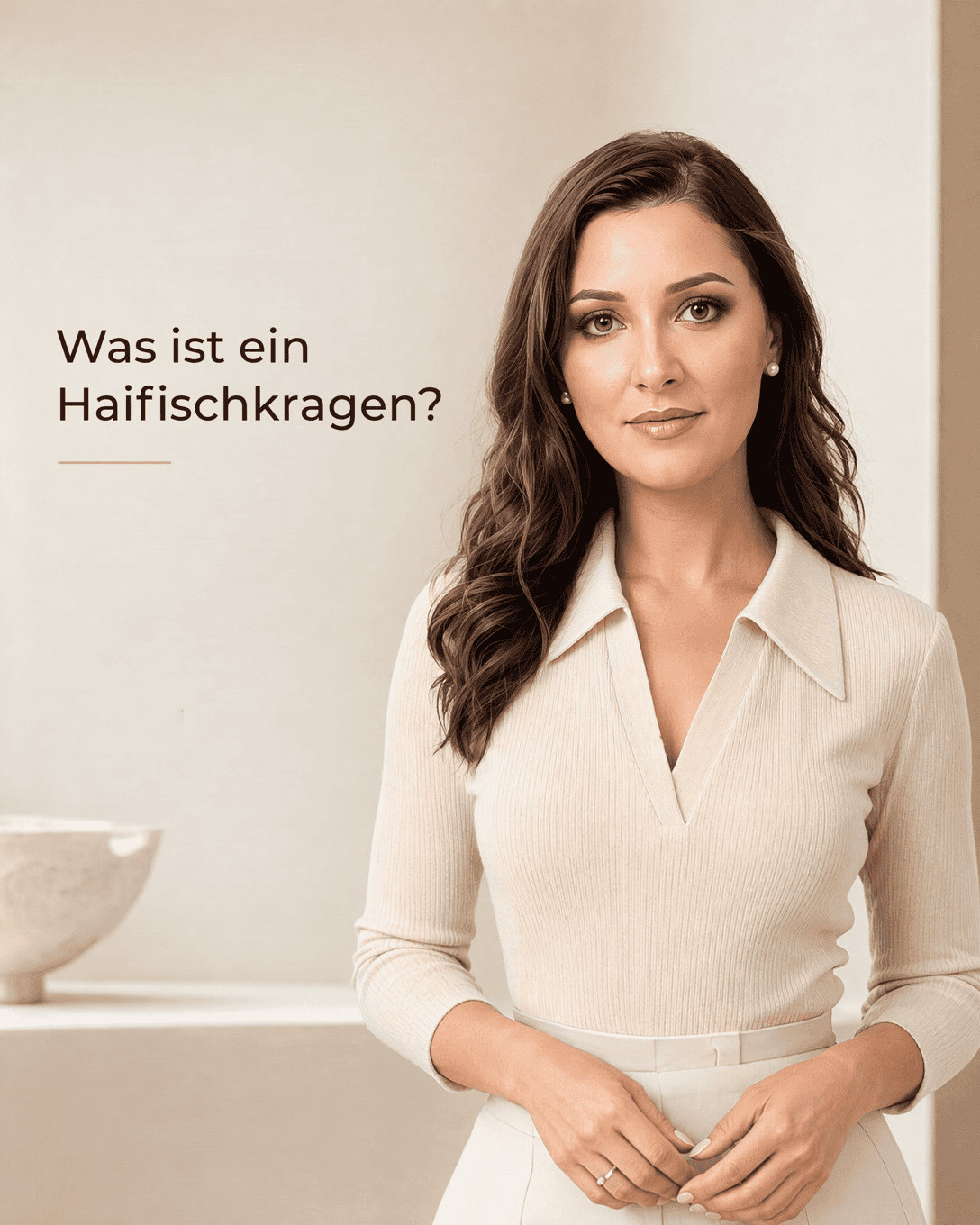 Hemd mit weit gespreiztem Haifischkragen und fast horizontal verlaufenden Kragenspitzen