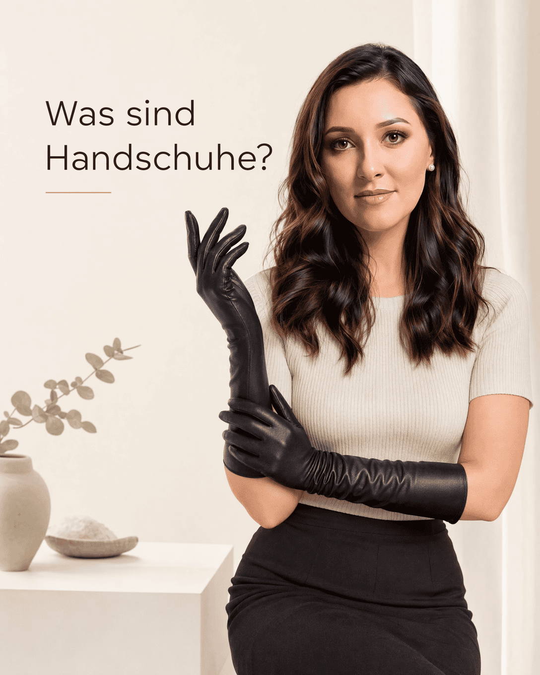 Lange schwarze Abendhandschuhe aus mattem Satin bis über den Ellenbogen zu einem ärmellosen dunklen Kleid