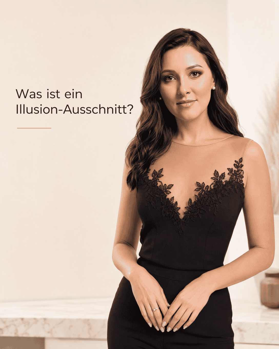 Abendkleid mit herzförmigem Ausschnitt unter transparentem hautnahem Tüll bis zum Hals und feinen applizierten Spitzenmotiven