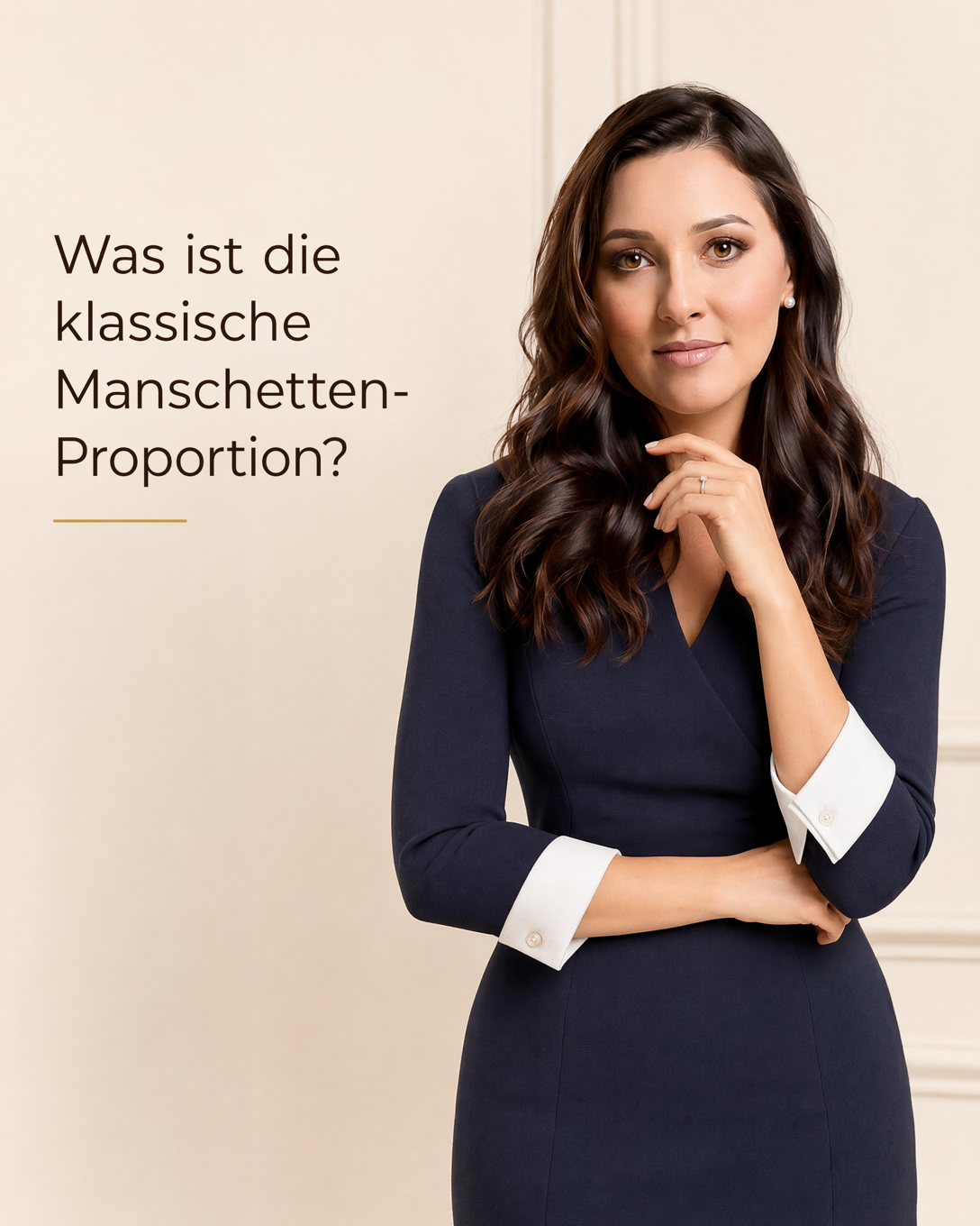Sichtbare weiße Hemdmanschette unter dem Ärmel eines dunklen Sakkos