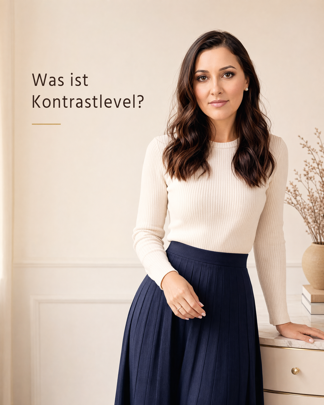 Person mit deutlich sichtbarem Kontrast zwischen dunklem Haar, heller Haut und kontrastreicher Kleidung