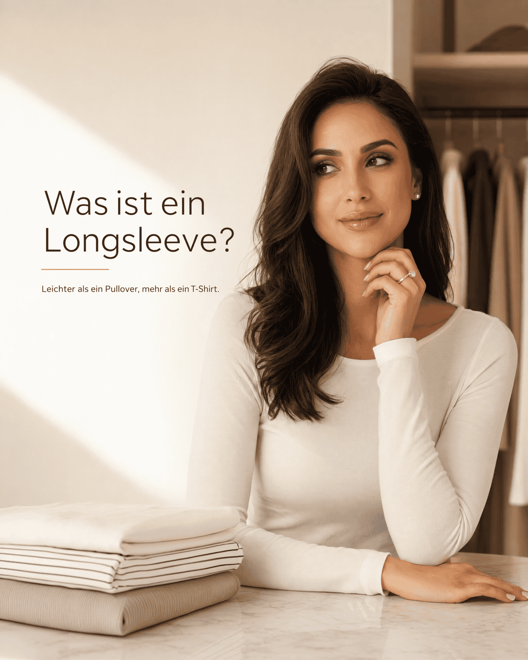 Editoriale Grafik mit stilisiertem Longsleeve, langen Ärmeln und ruhigen Farbfeldern