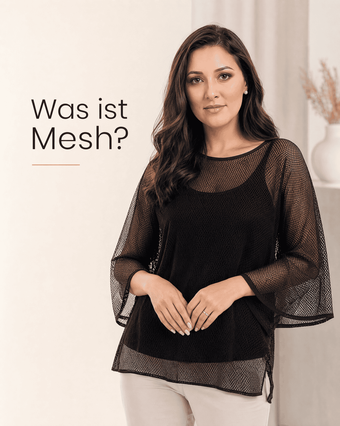 Nahaufnahme eines feinen schwarzen Meshstoffs mit regelmäßigen offenen Maschen über einer glatten Unterlage