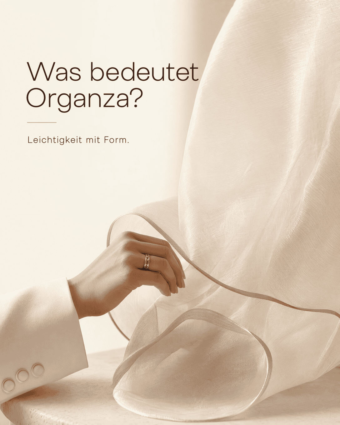 Editoriale Glossar-Grafik zu Organza mit ruhigen Farbfeldern und feiner Linienführung