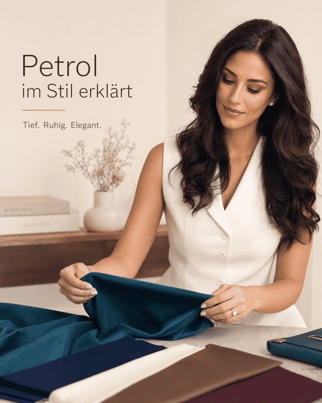 Editoriale Grafik zu Petrol mit Farbfeldern, Materialflächen und ruhigen Kombinationsakzenten