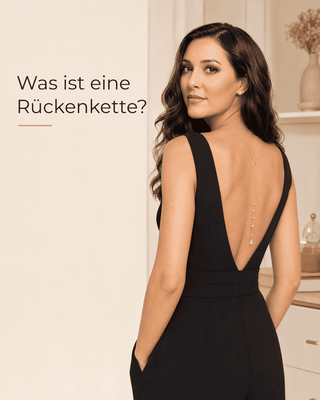 Feine goldfarbene Rückenkette auf einem tief ausgeschnittenen schwarzen Abendkleid mit freiem Rücken