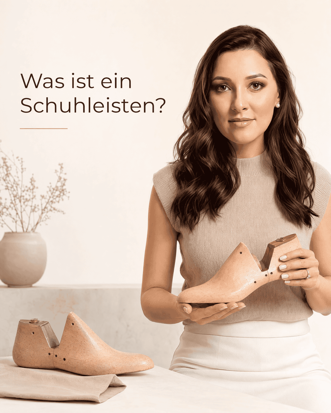 Paar hölzerner Schuhleisten in linker und rechter Fußform mit markierter Fersen-, Ballen- und Zehenpartie