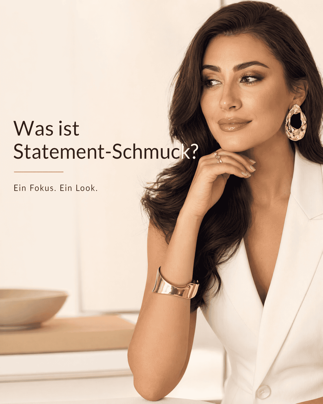 Editoriale Grafik zu Statement-Schmuck mit abstrahierten Formen, ruhigen Farbfeldern und hochwertiger Anmutung