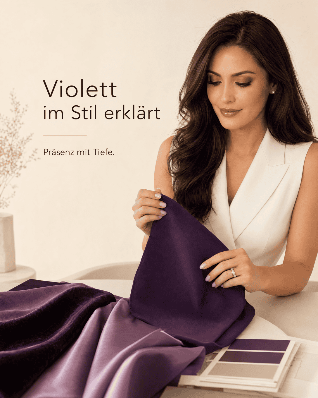 Editoriale Grafik zu Violett mit Farbfeldern, Materialflächen und ruhigen Kombinationsakzenten